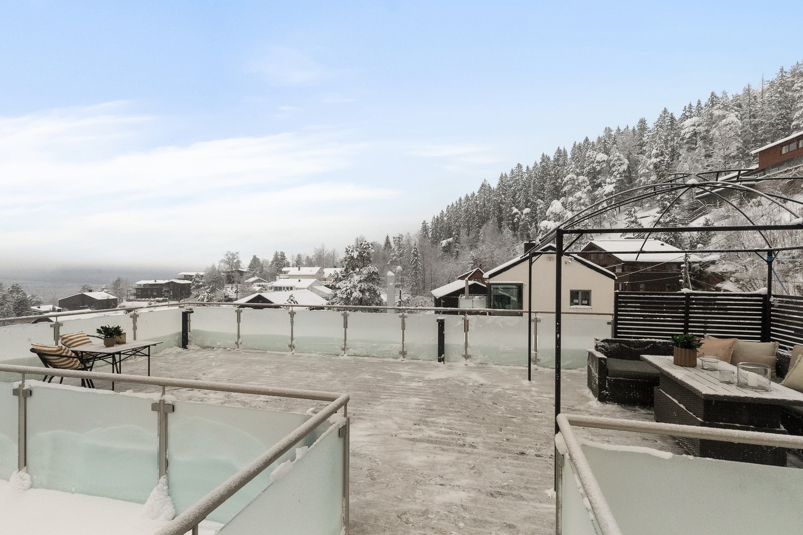 Det er montert belysning på takterrassen og langs trappen Galleribilde