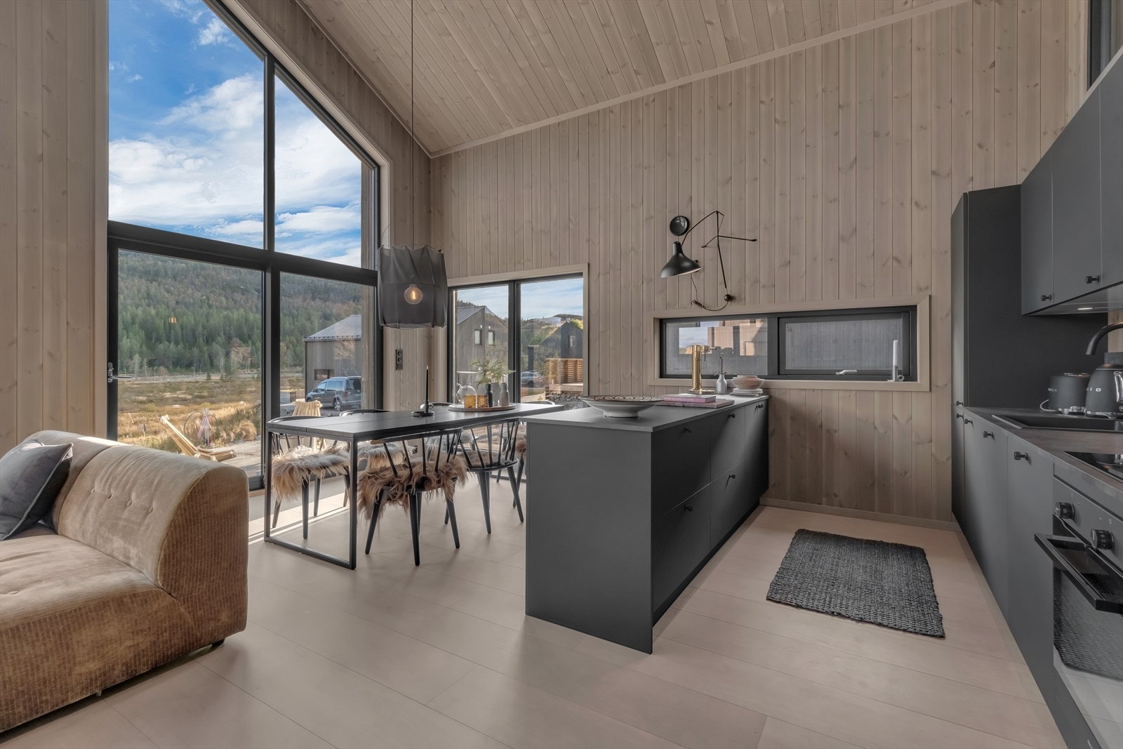 Hytta har et lekkert og moderne kjøkken med en åpen løsning til stue og spisestue. Galleribilde