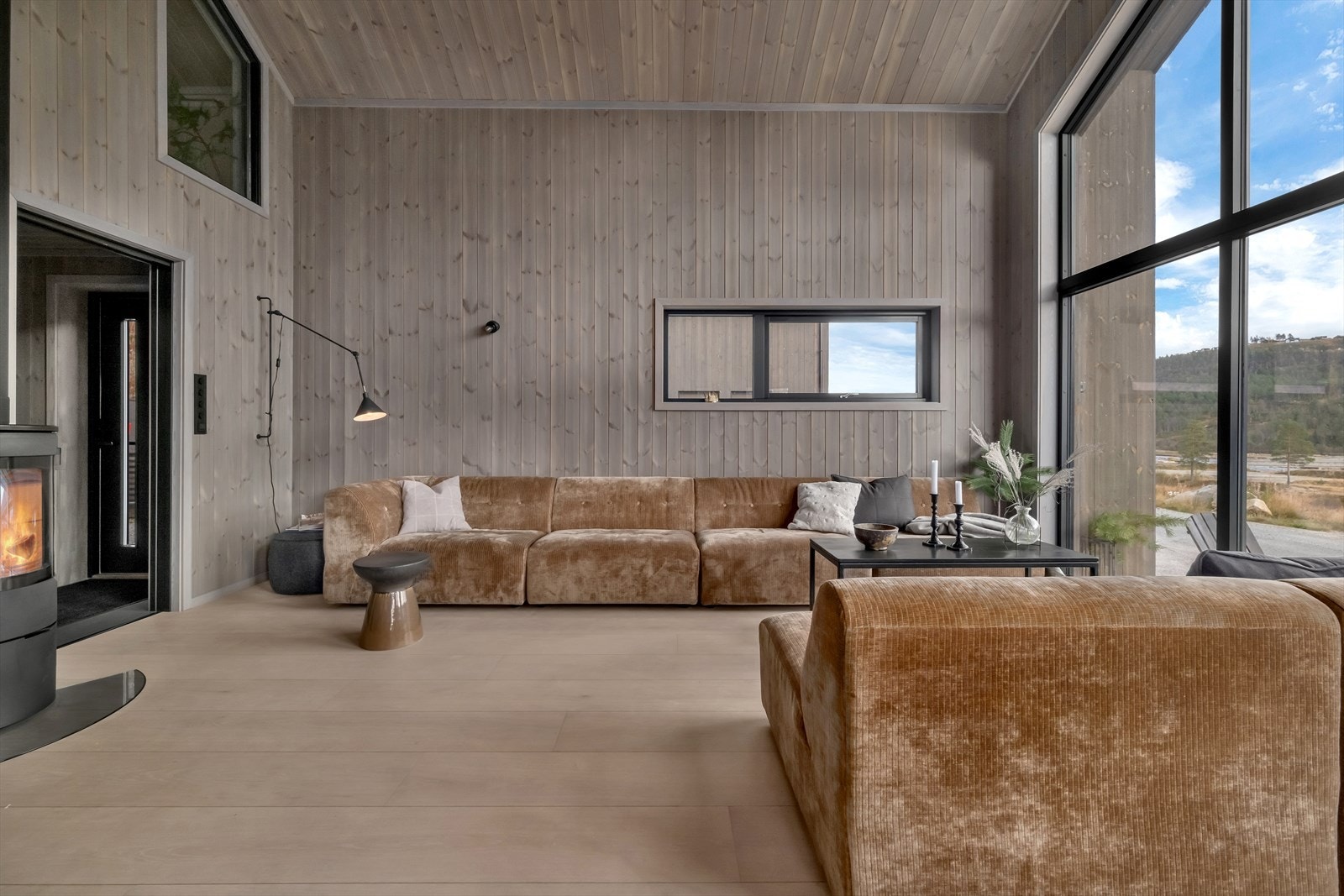 Stuen er av god størrelse som gir rom for å innrede etter eget ønske med god plass til sofagruppe. Galleribilde