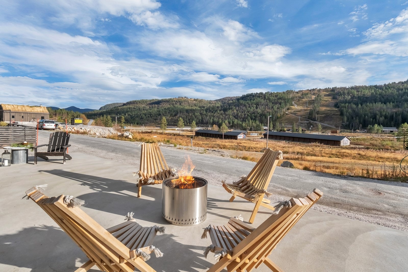 Stor, støpt platting med sol og vakker utsikt mot alpinanlegget. Galleribilde