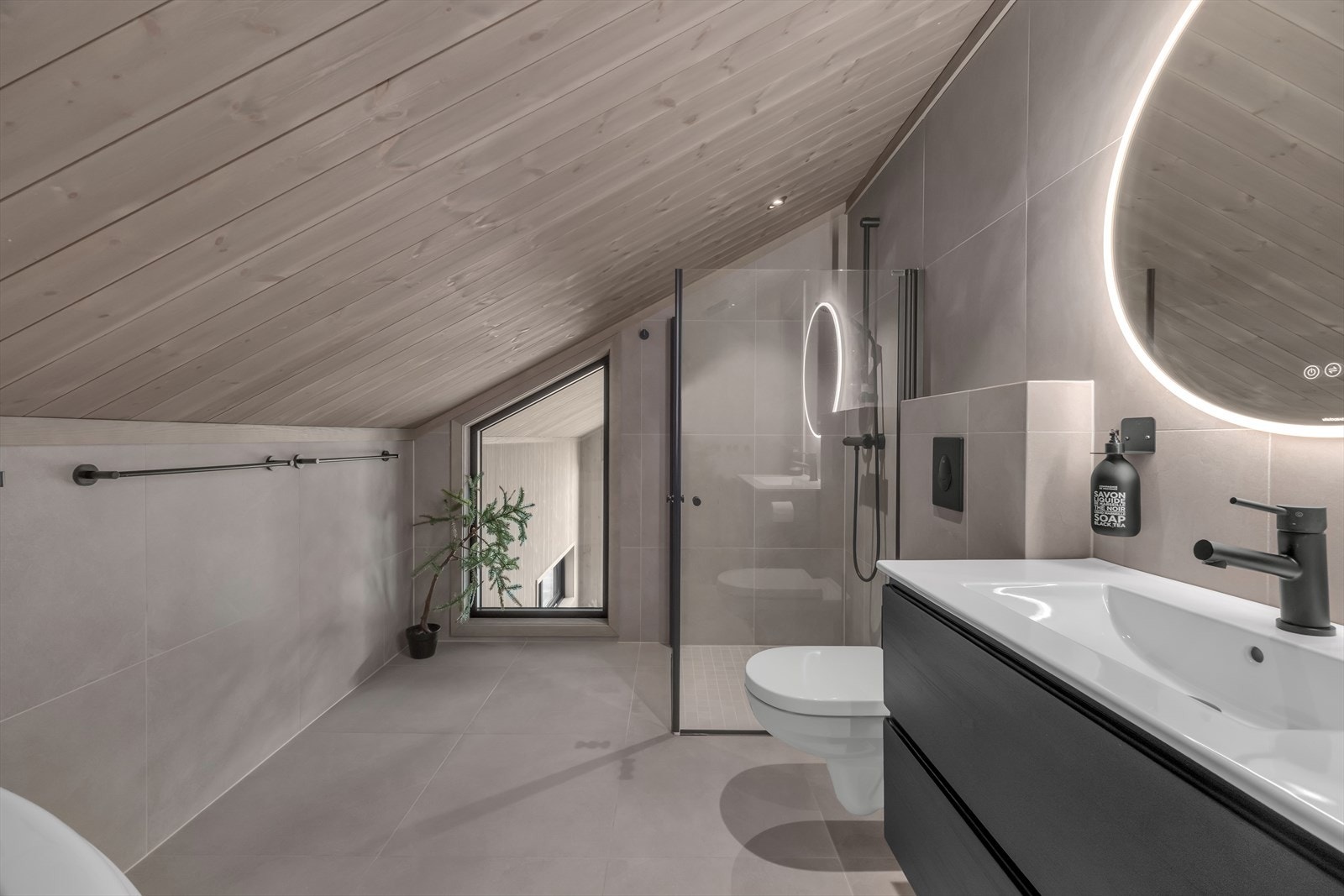 Baderom i loftsetasje. Galleribilde