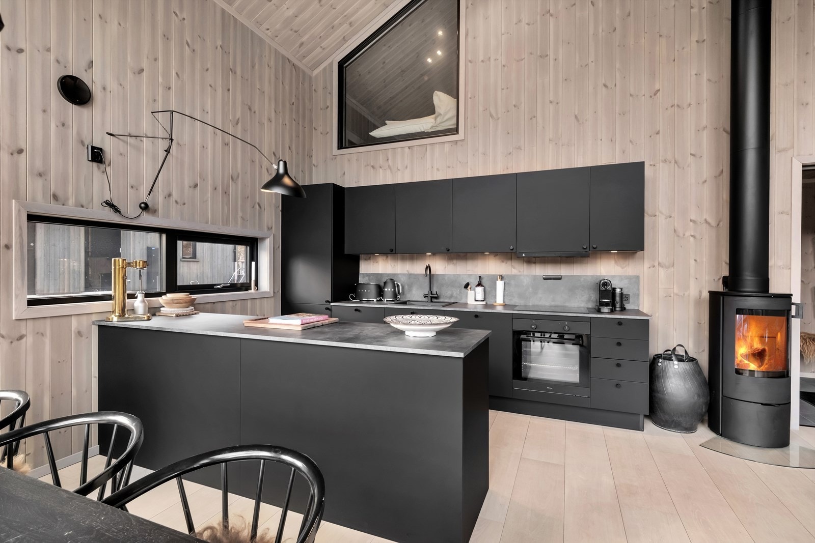 Kjøkkenet har laminerte benkeplater, og samme plate er lagt mellom under- og overskap som gir et godt helhetlig inntrykk. Galleribilde