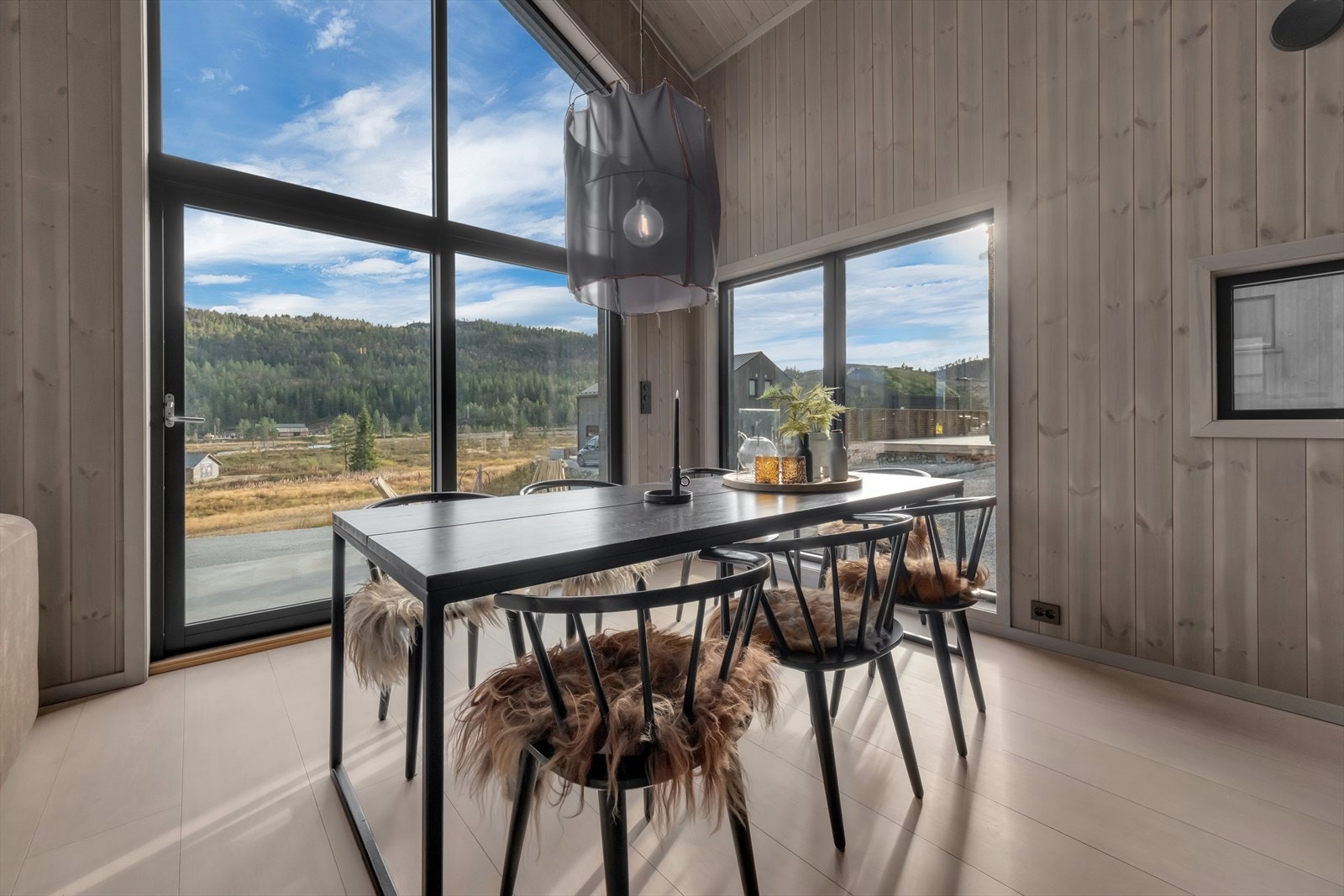 Hyggelig spiseplass med store vinduer og vakker utsikt. Galleribilde
