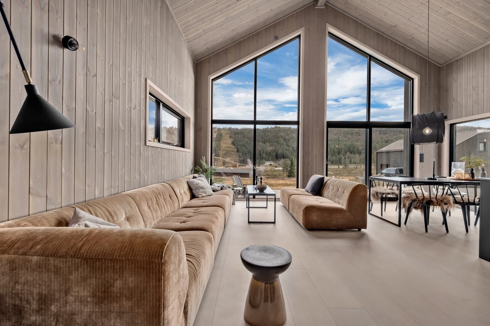 Stuen har god plass til salong og til spisestue. Vakker utsikt mot omgivelsene og til alpinanlegg. Galleribilde