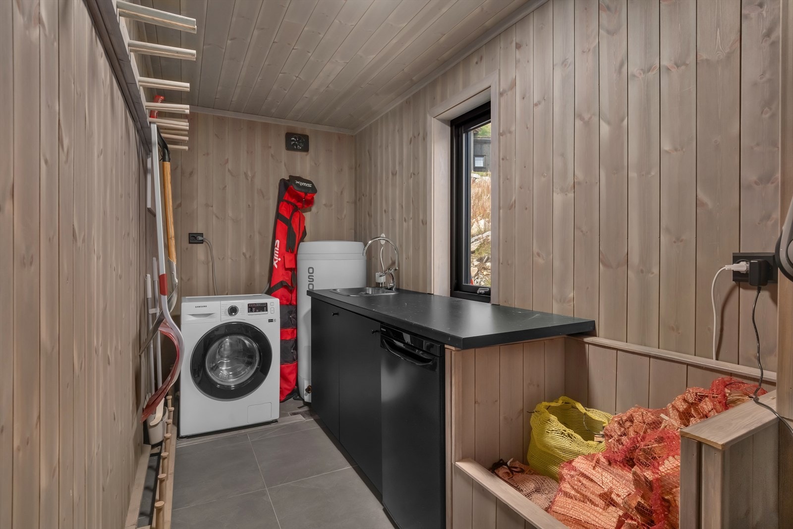 Vaskerom/bod med utgang til tomten. Galleribilde