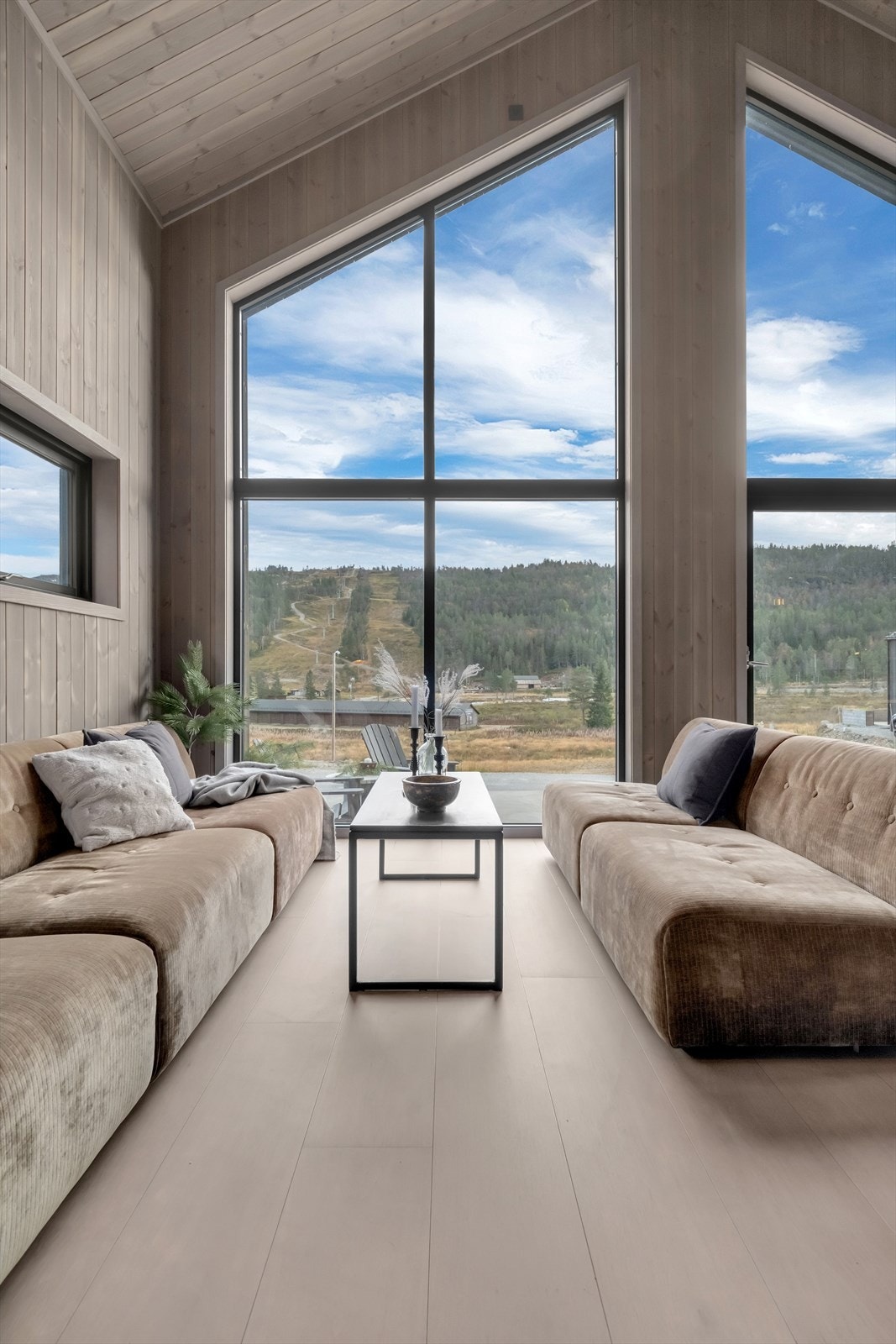 Flott utsikt mot alpinanlegg fra sofakroken. Galleribilde