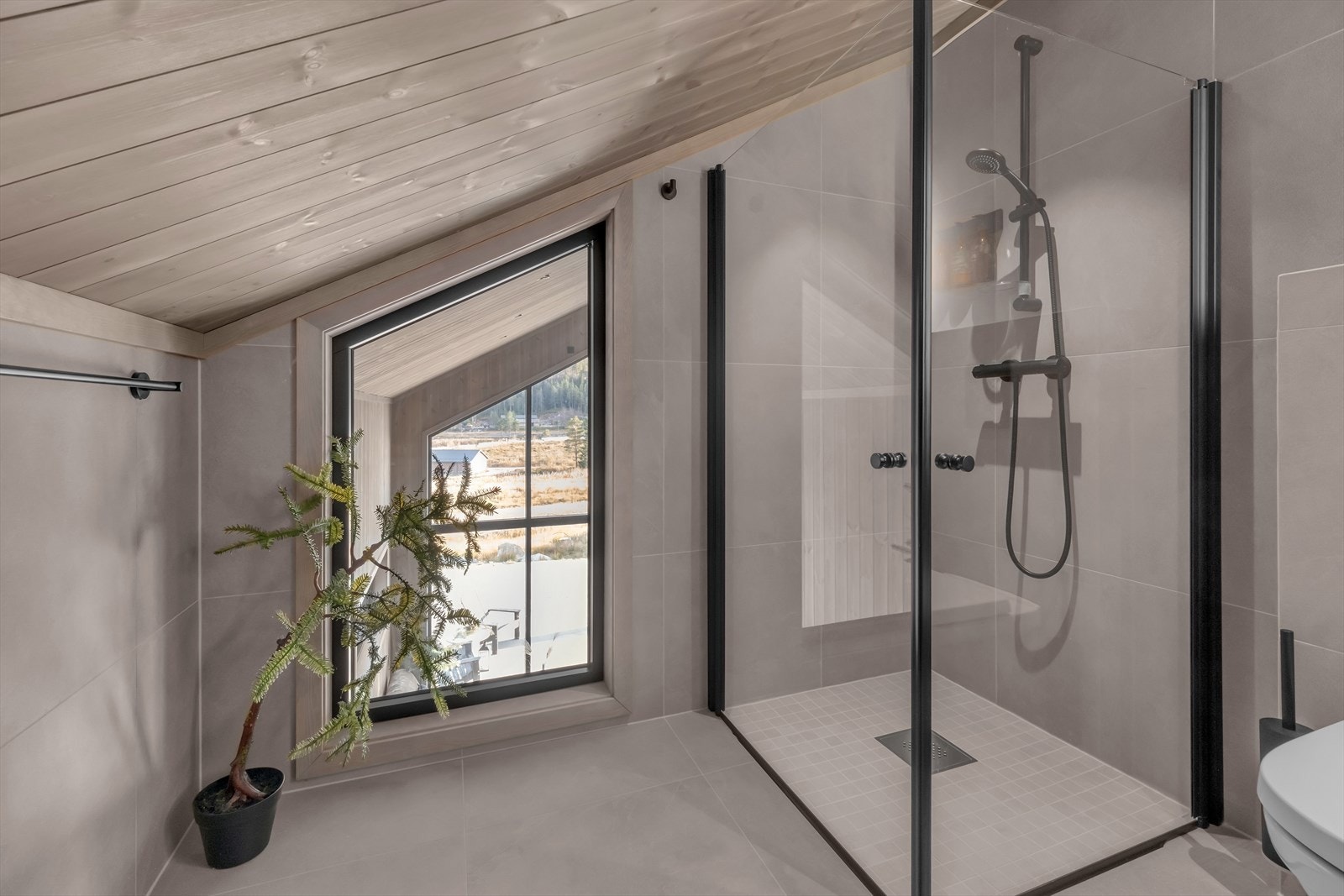 Hytten har to lekre bad. Badene fremstår i delikate farger med varme i gulv. Galleribilde