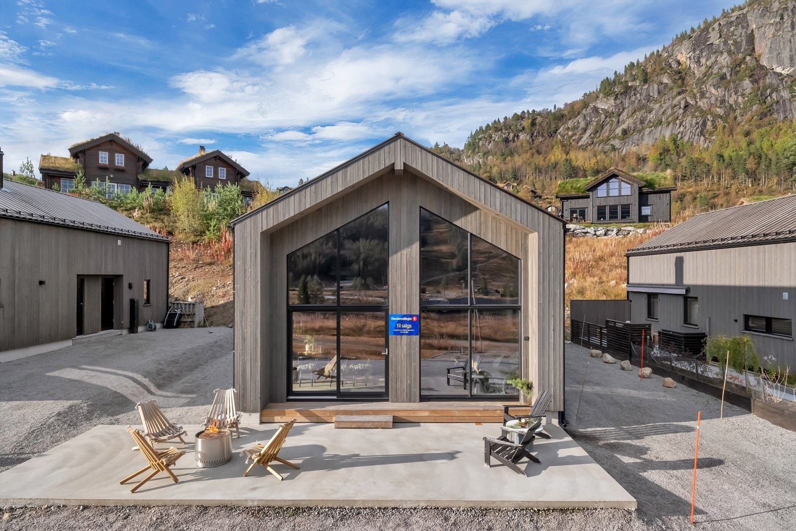 Utgang fra stue til stor terrasse. Det er god plass til utemøbler på balkongen til å nyte solrike dager i hytteveggen. Galleribilde