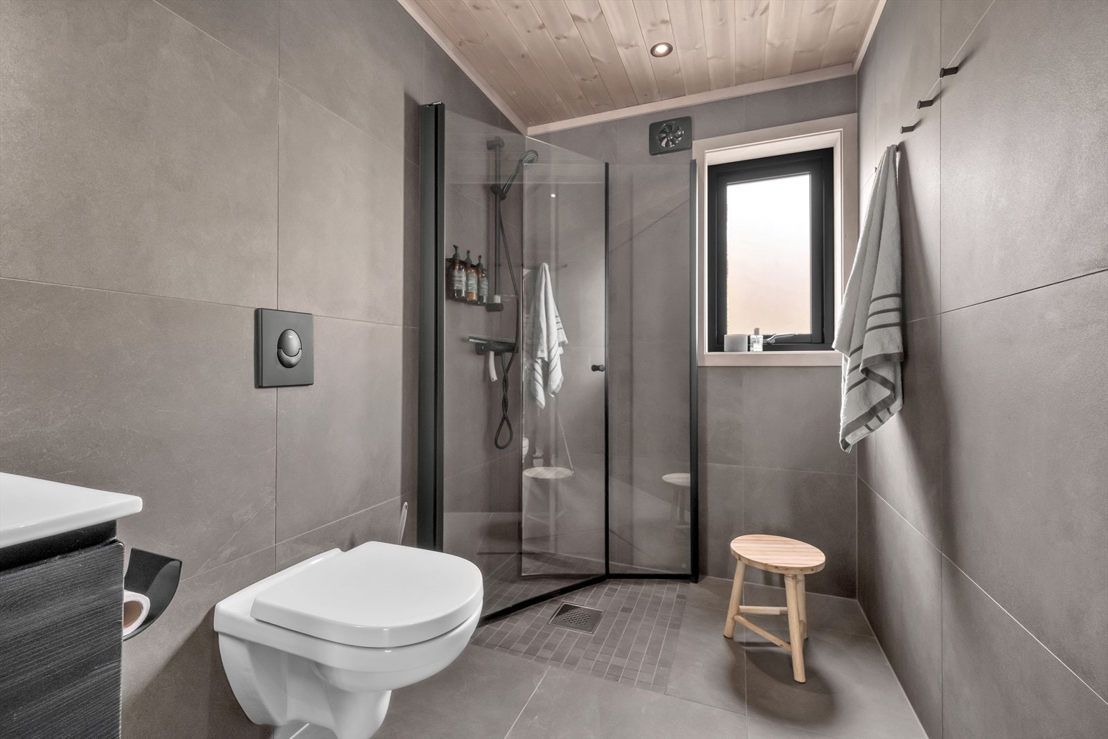 Bad 1. etasje. Fine sorte detaljer som går godt sammen med fliser og øvrige fargevalg. Galleribilde