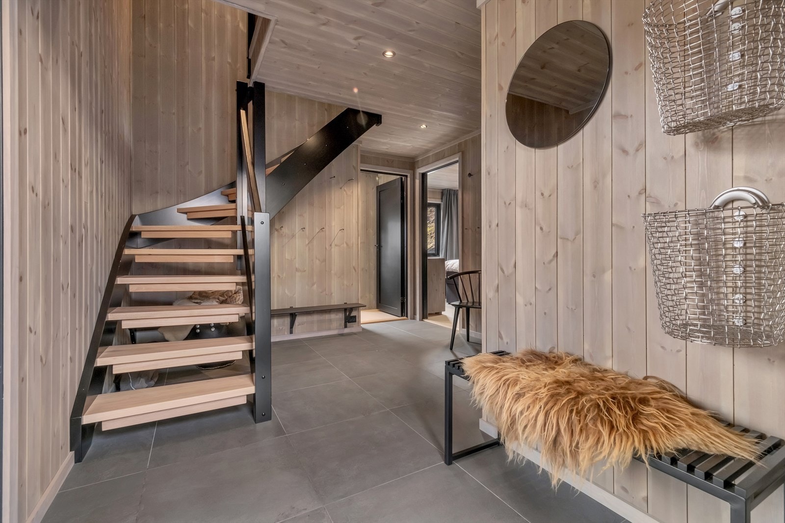 Stor hall med trapp til loft. Fliser på gulv. Galleribilde