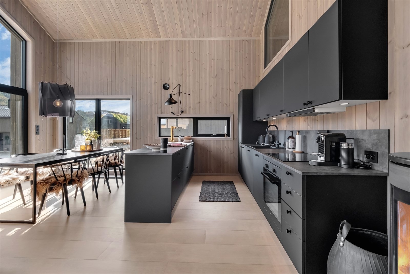 Lekkert kjøkken fra Strai med integrerte hvitevarer. Godt med skapplass og god benkeplass. Galleribilde