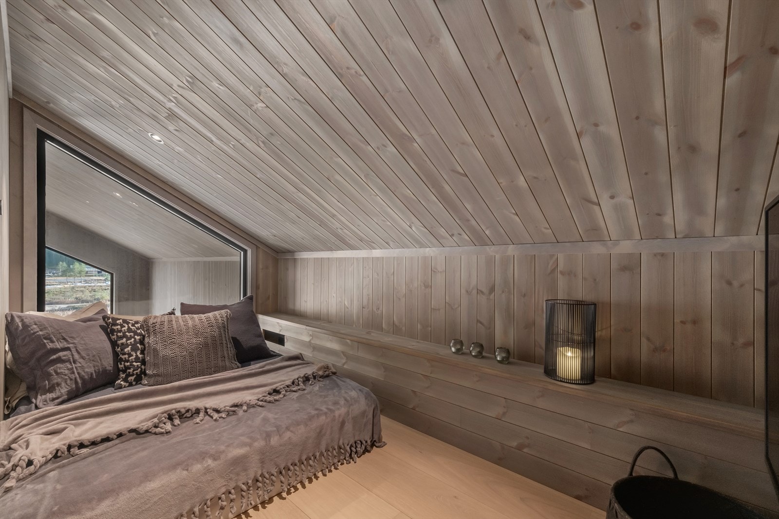 Loftstue med vindu til stuen. Galleribilde