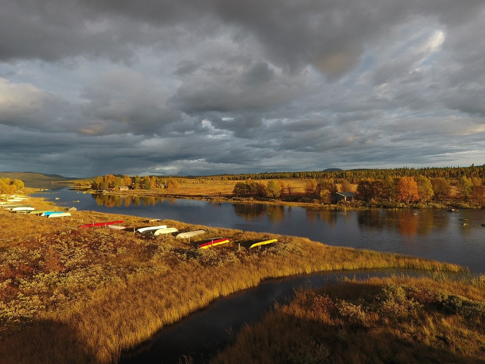 Området rundt Yddin byr på fine fiskemuligheter i både bekker og vakre fjellvann. En tur med båt eller kano gir også gode naturopplevelser for både store og små! Galleribilde