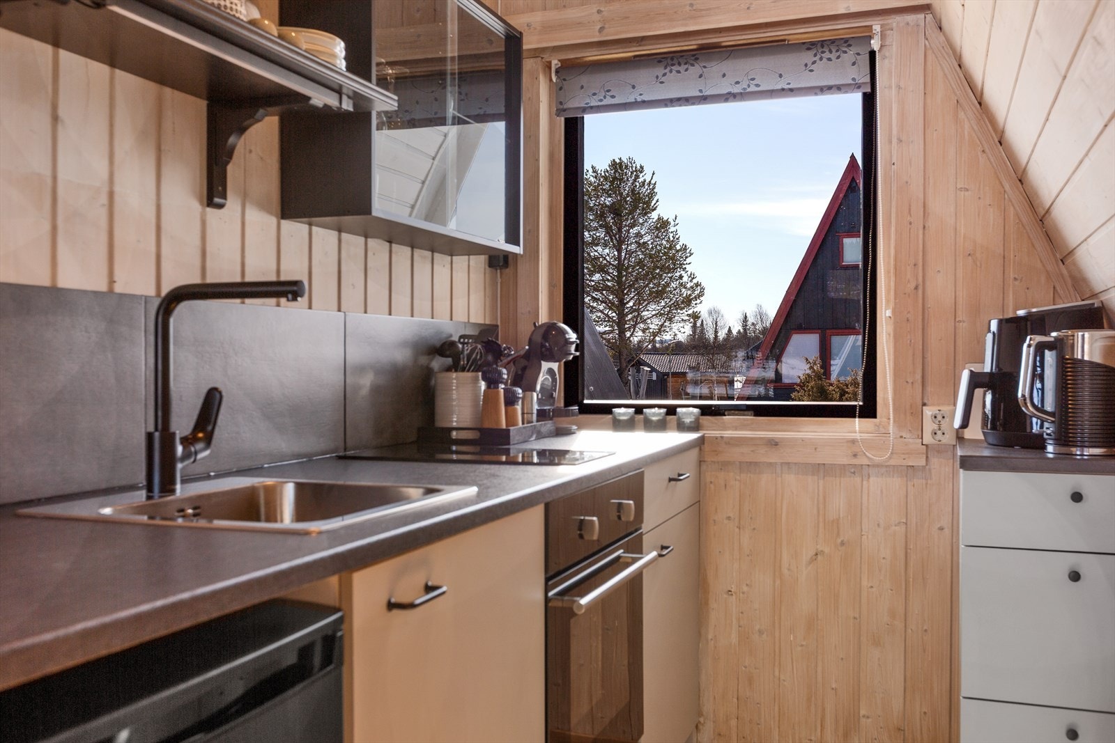 I en åpen og luftig hytte som denne er det enkelt for kokken å være sosial samtidig som maten tilberedes. Galleribilde