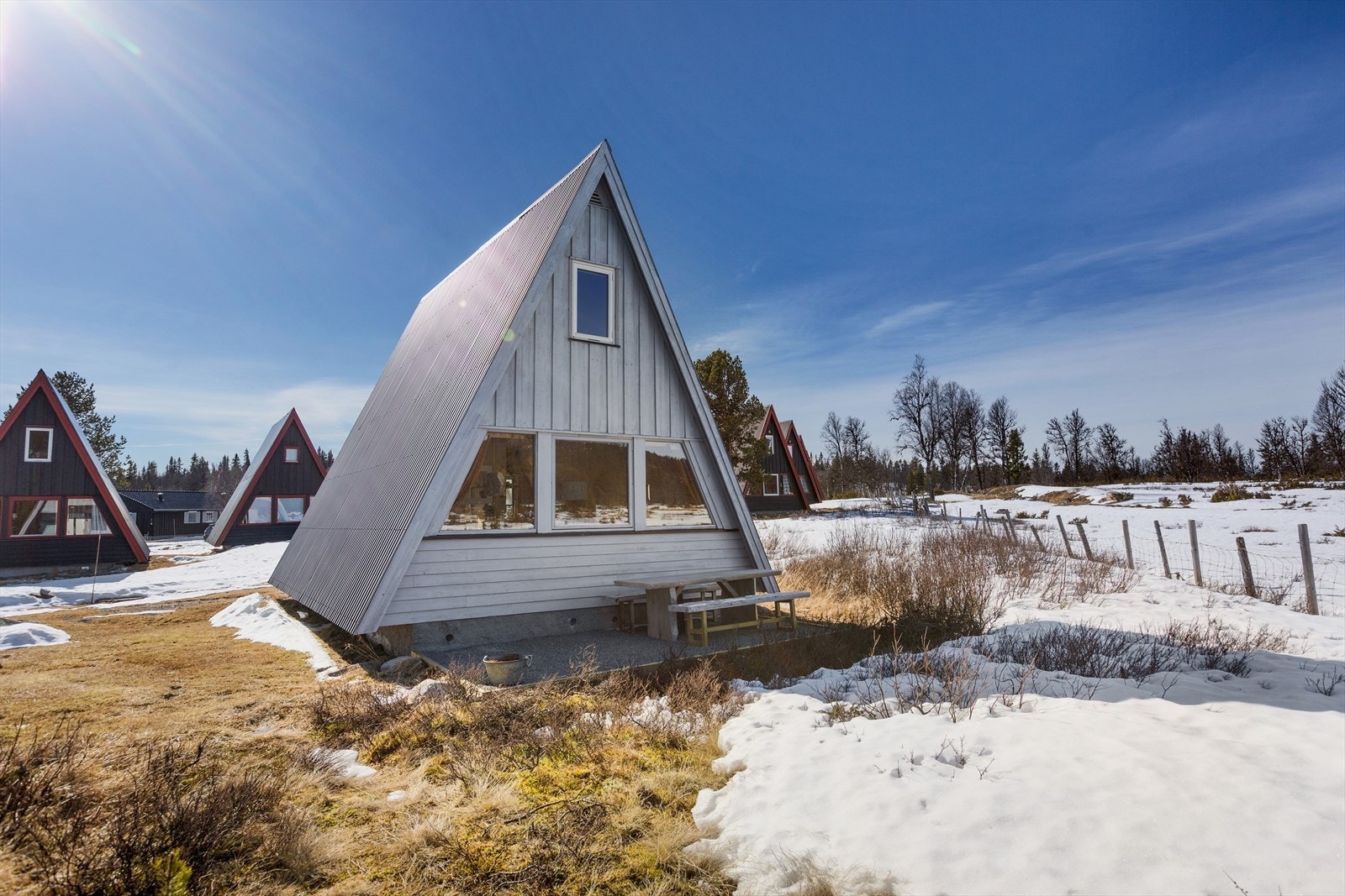 Hytta er en del av et hyggelig sameie på Murkhøvd. Den ligger åpent og solrikt til på en stor fellestomt, hvor det i utgangspunktet var 14 utleiehytter.. Galleribilde