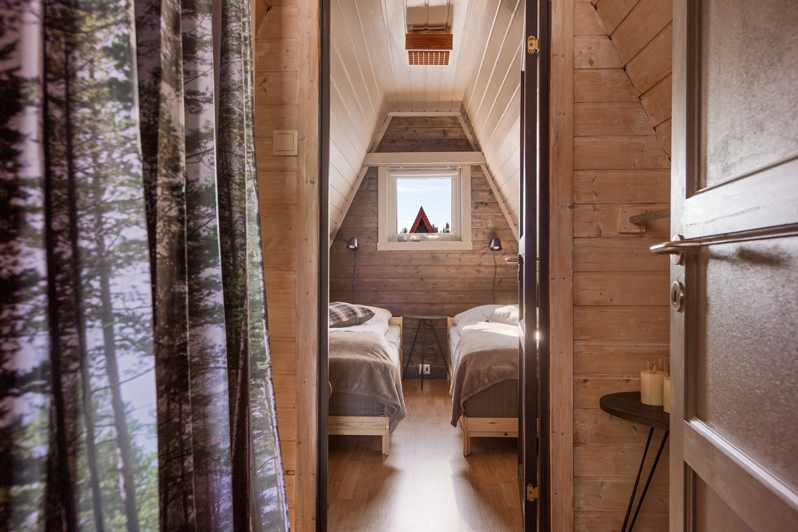 I trappegangen er det god lagringsplass til det du skulle trenge av ekstra utstyr. Galleribilde