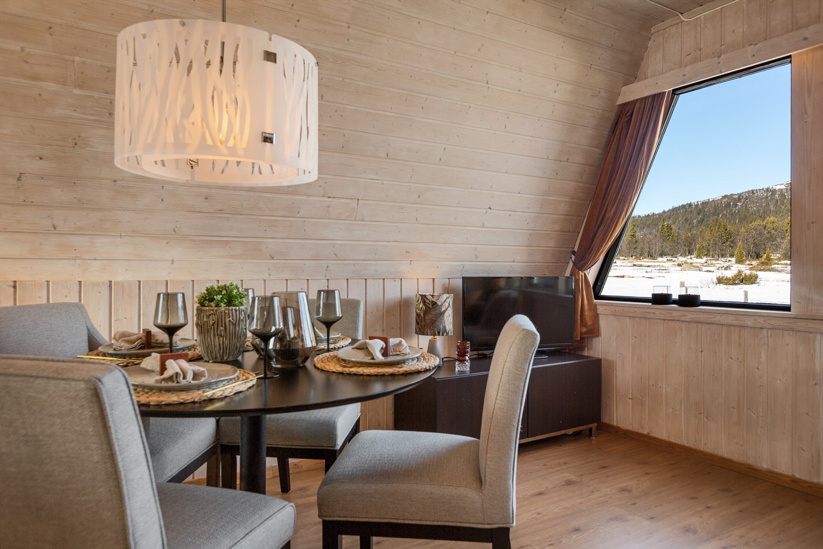 Middagen nytes gjerne rundt spisebordet med utsikt mot omkringliggende natur. Galleribilde