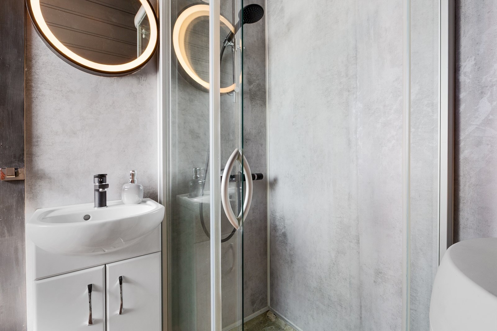 Hytta har oppgradert bad med folierte baderomsplater, servantskap med helstøpt servantplate, speil med tilhørende belysning, toalett og dusjhjørne med nyere dusjvegger. Galleribilde