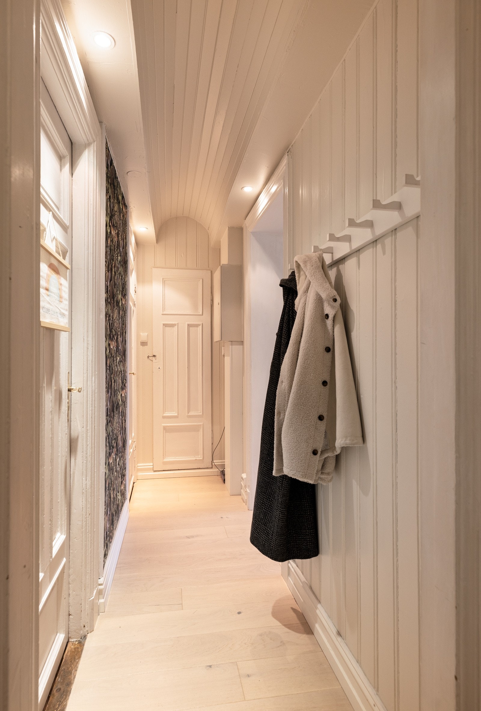 Karakteristisk gang utenfor soverom og bad. Praktisk innvendig bod i enden. Galleribilde