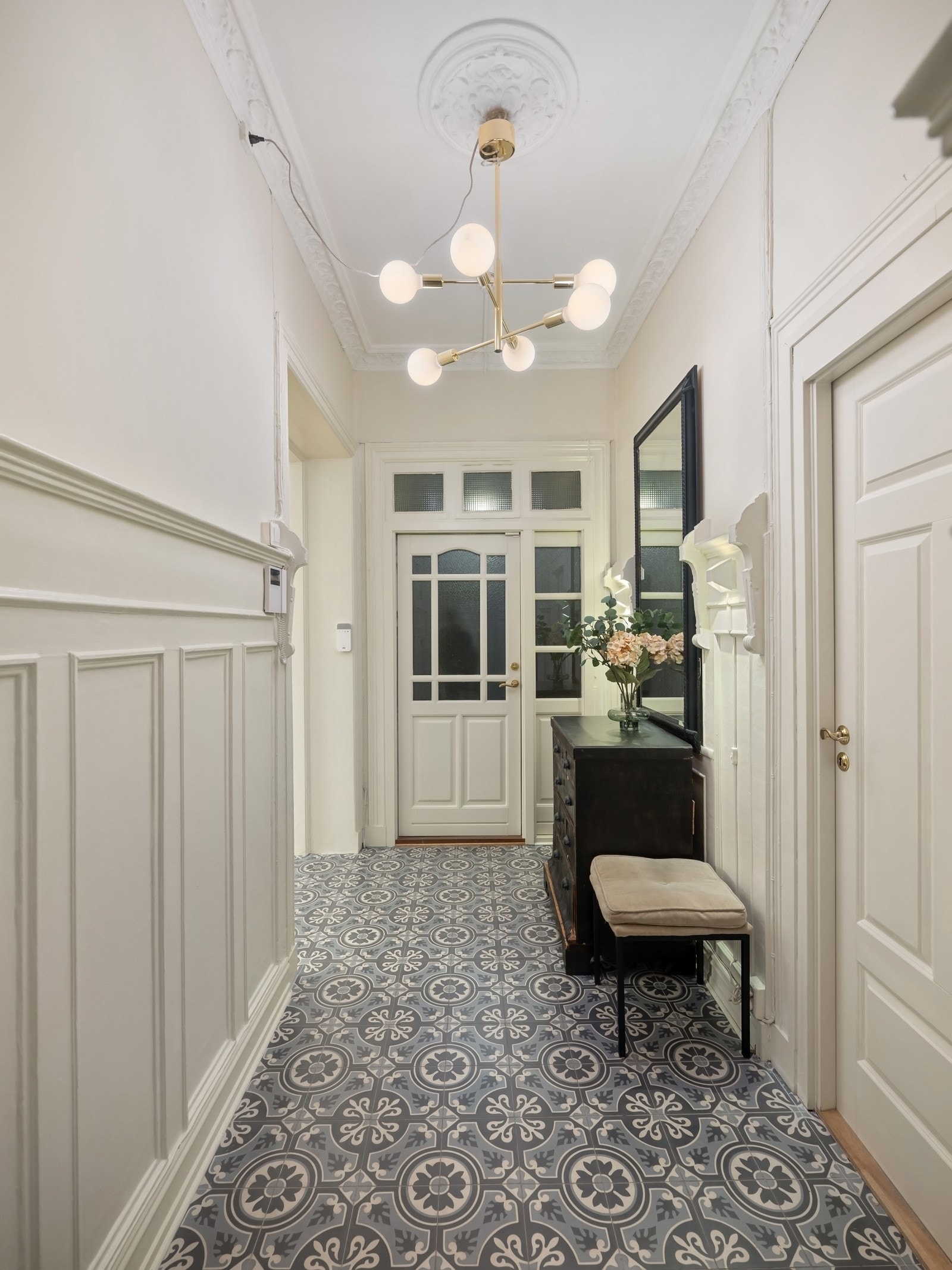 Innbydende entré bidrar til det gjennomførte stiluttrykket i boligen. Galleribilde