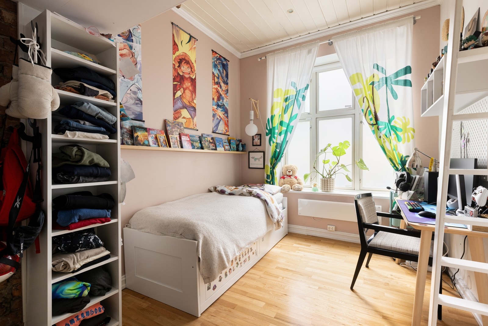 Soverom nr. 2 er også av fin størrelse og har god plass til stor dobbeltseng med tilhørende møblement. Galleribilde