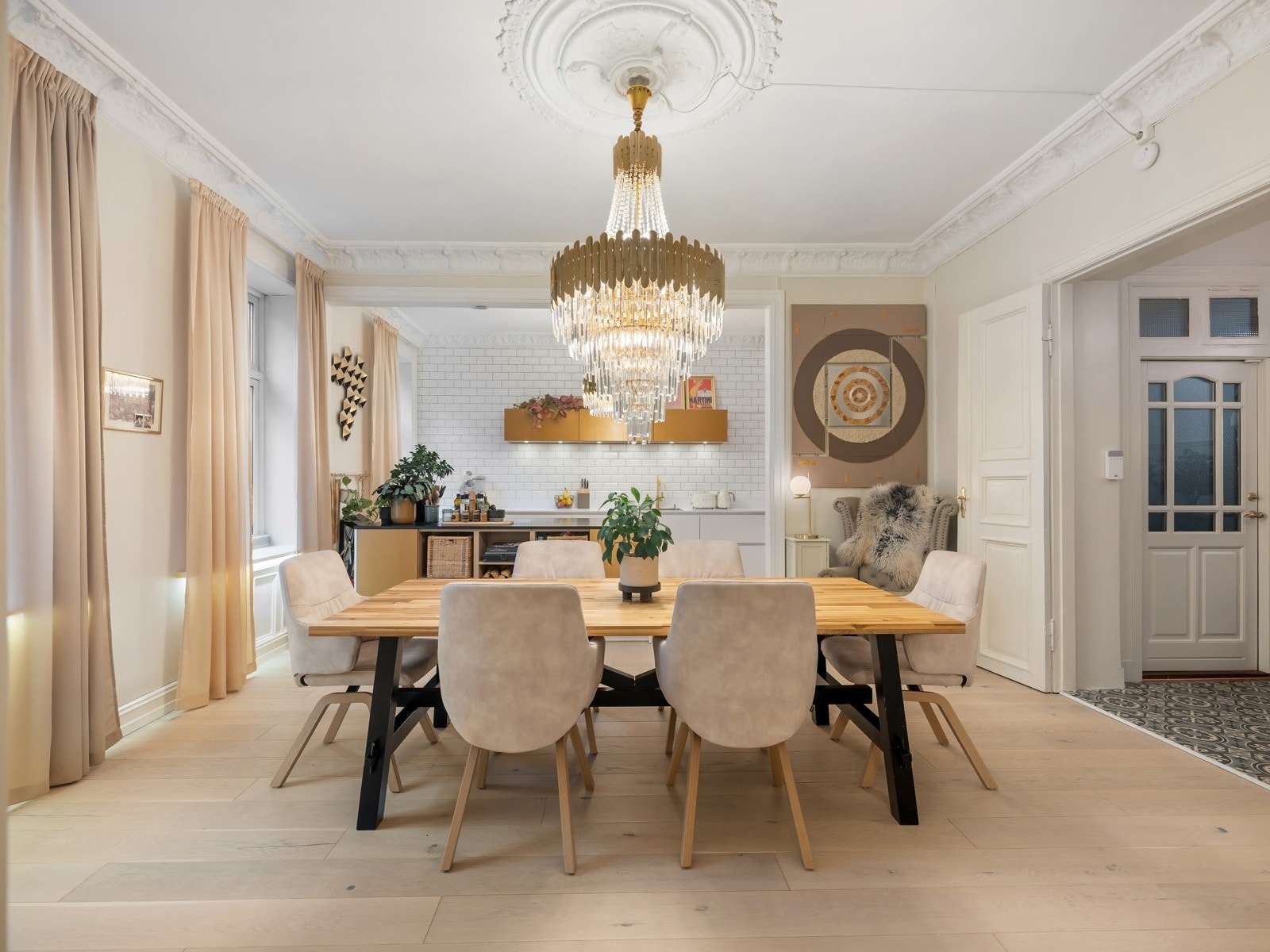 Spisekjøkkenet utgjør et nydelig allrom med god møbleringsfrihet i flere soner. Galleribilde