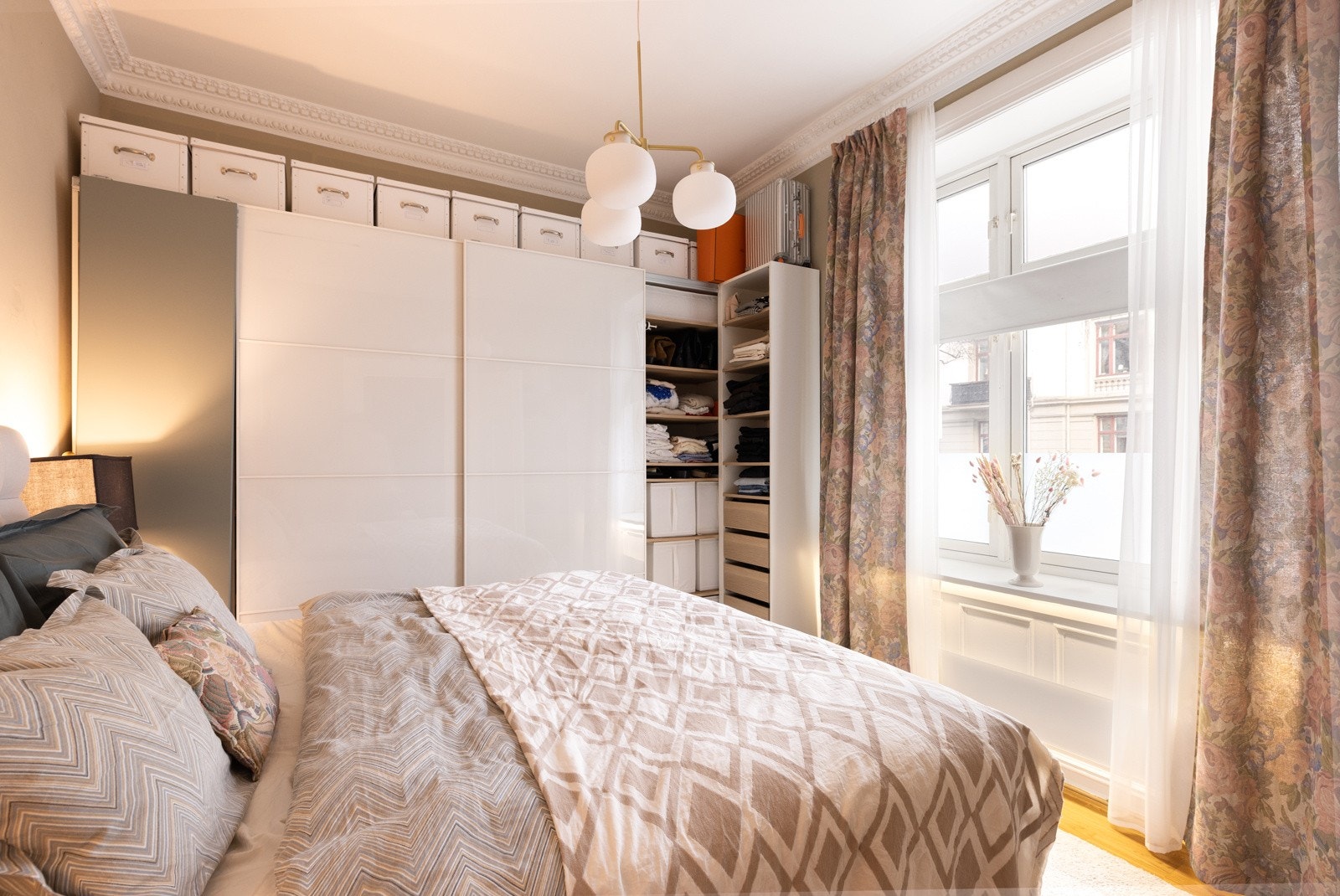 Hovedsoverommet er av god størrelse og lar seg fint møbleres med stor dobbeltseng. Galleribilde