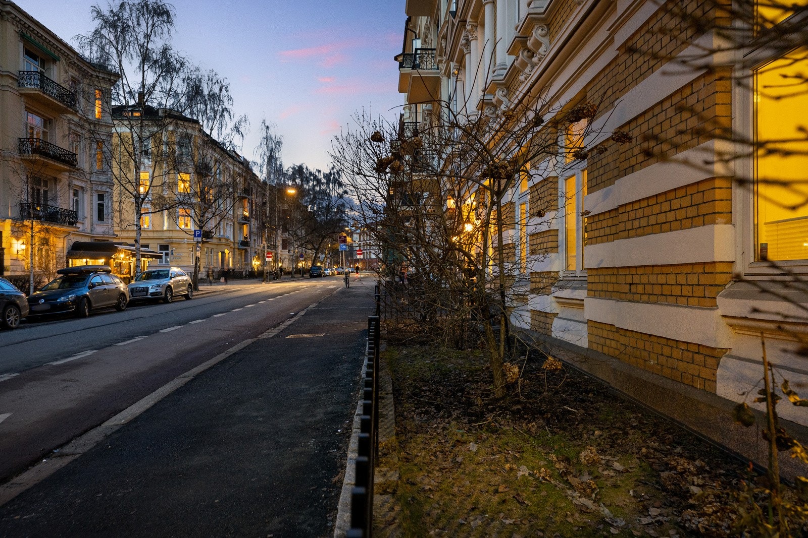 Leilighten ligger tilbaketrukket - med inngjerdet forhage mot enveiskjørt gate. Galleribilde