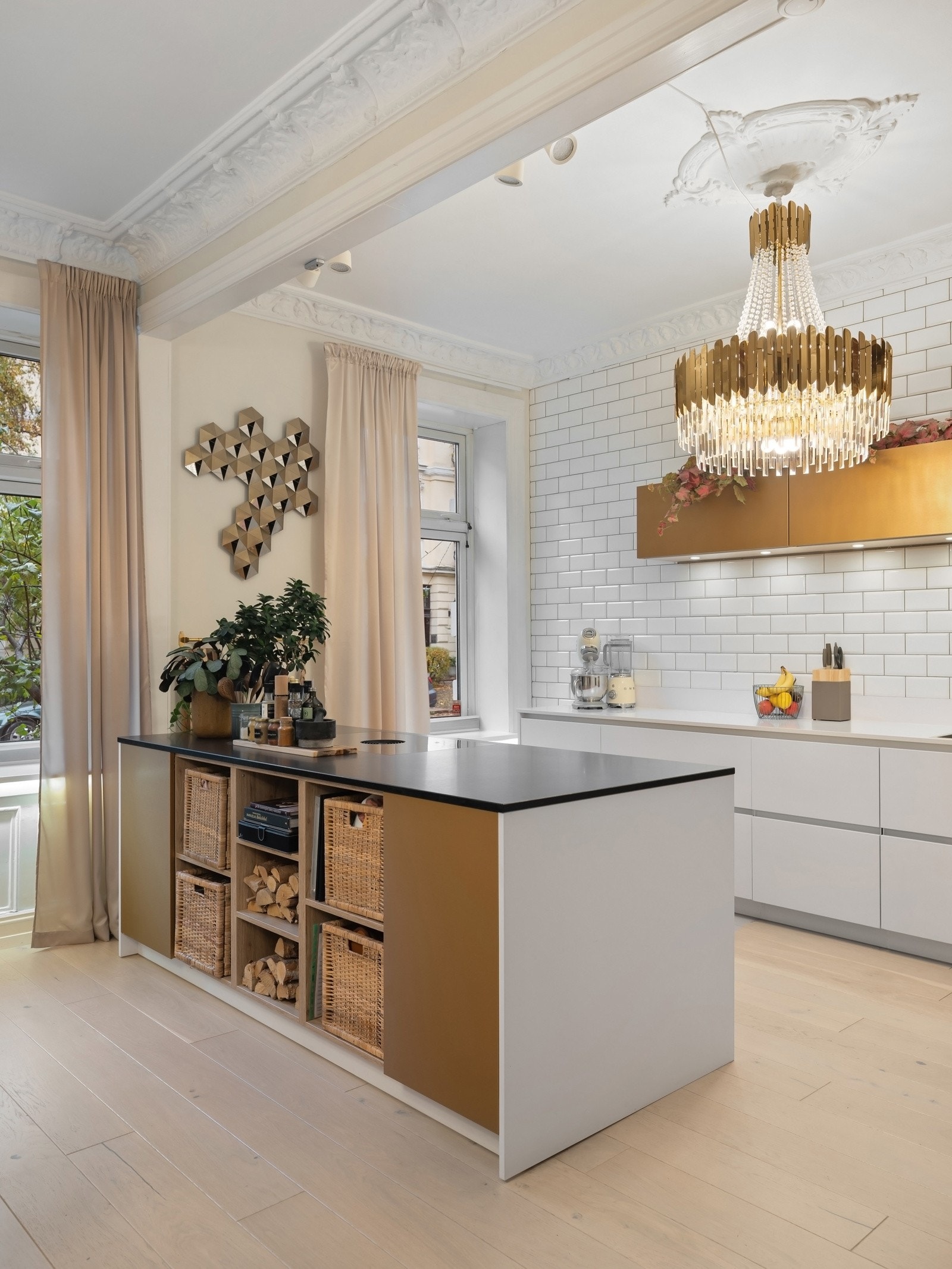 Generøs takhøyde på 3,12 meter og store vindusflater for rikelig med naturlig lysinnslipp. Galleribilde