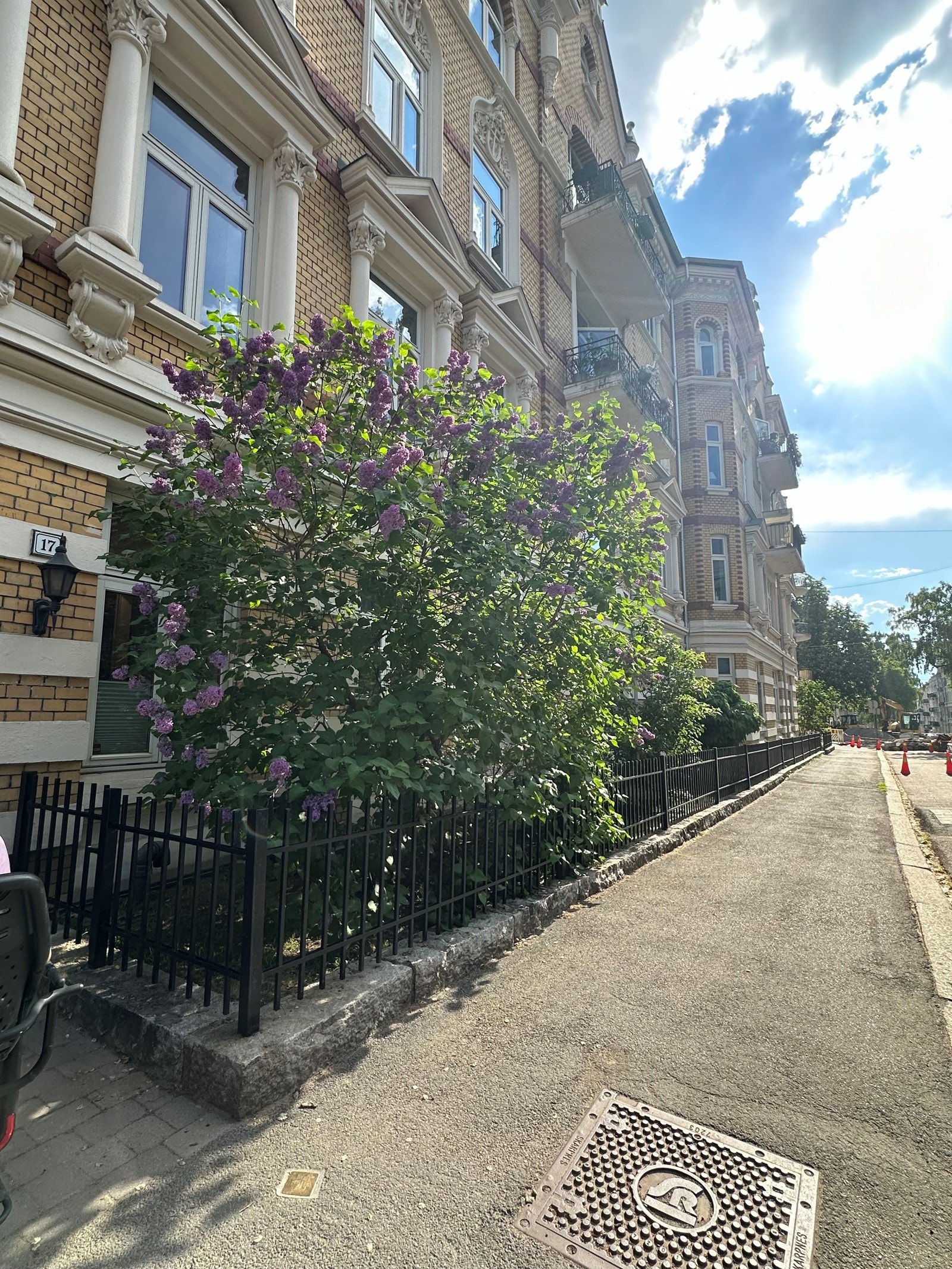 Frodig og inngjerdet forhage gjør leiligheten skjermet. Galleribilde