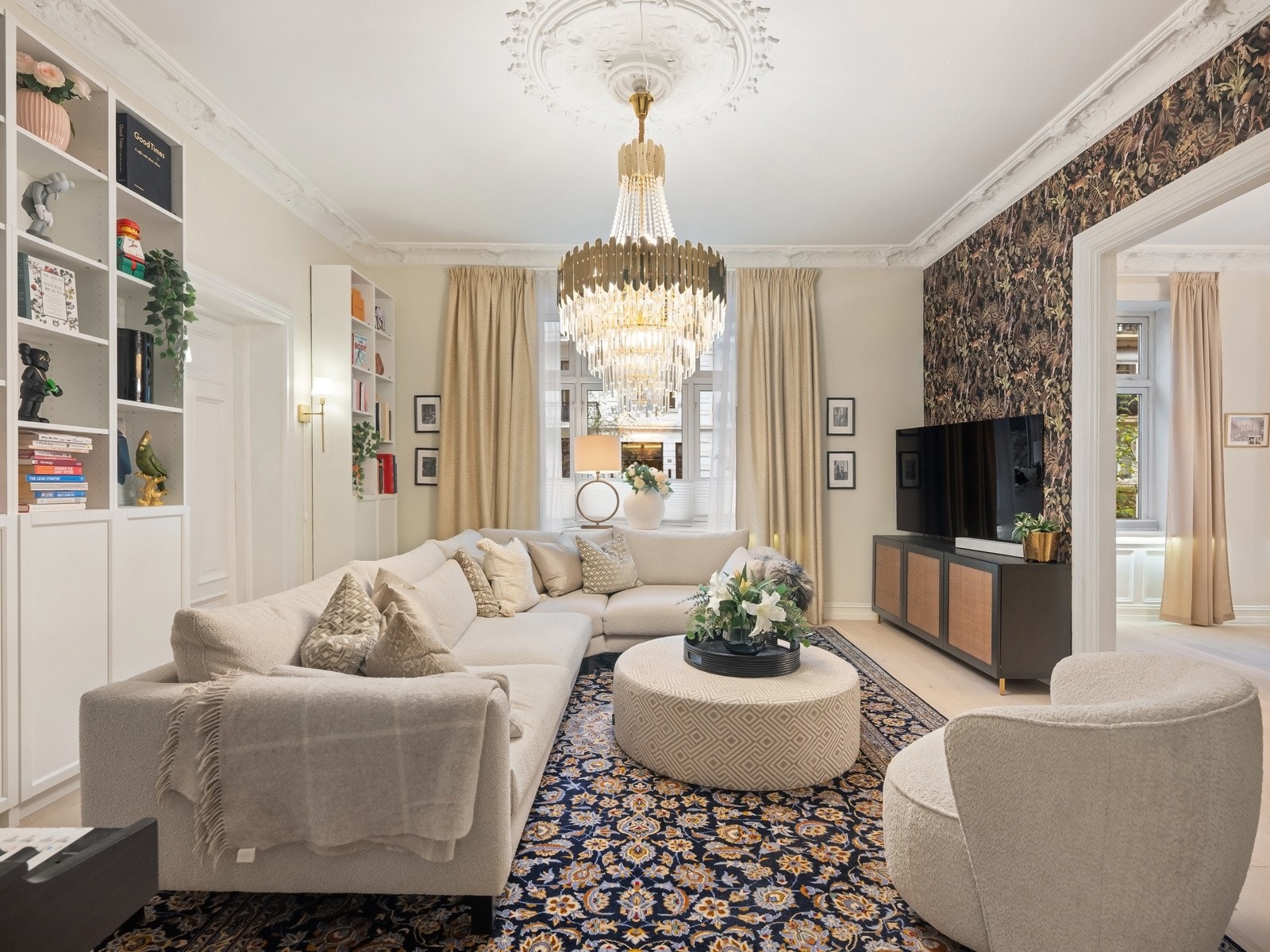 Stuen har adkomst fra spisekjøkkenet, gang og videre adkomst til hovedsoverommet. Galleribilde