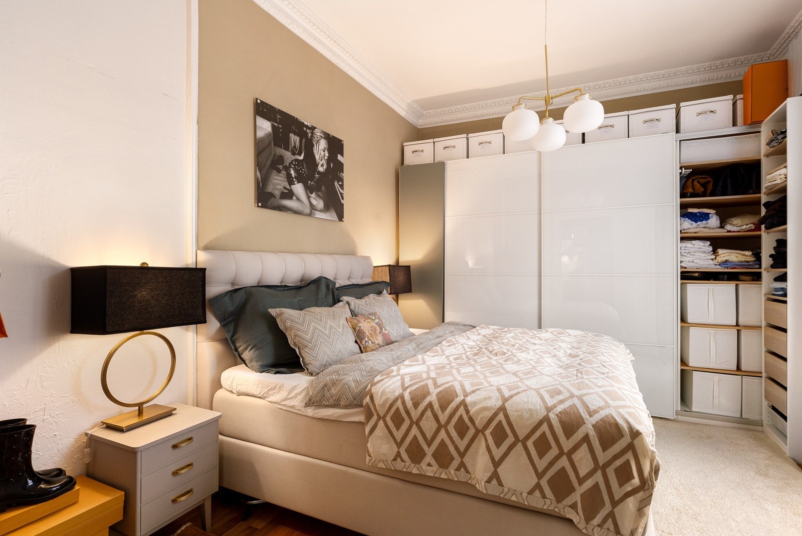 Godt med lagringsplass i romslig skyvedørsgarderobe. Galleribilde