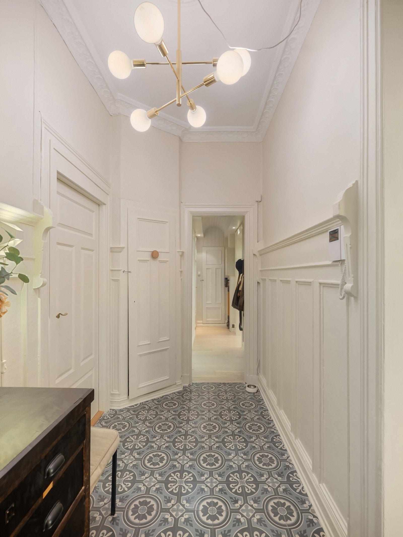 Det er knaggrekke for oppheng av ytterjakker og plassbygget skap i hjørnet - Ekstra lagringsplass i bod i gangen og to kjellerboder. Galleribilde