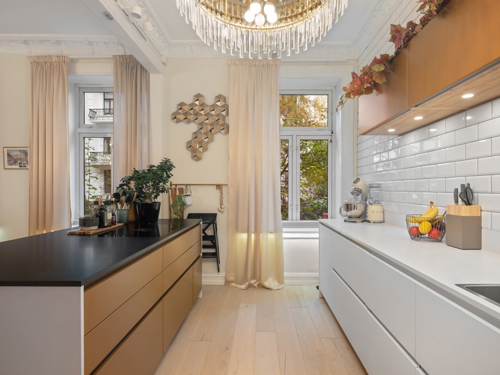 Rikelig med lagringsplass i romslige skap- og skuffeseksjoner - Stor kjøkkenøy sørger for ytterligere benk- og lagringsplass. Galleribilde