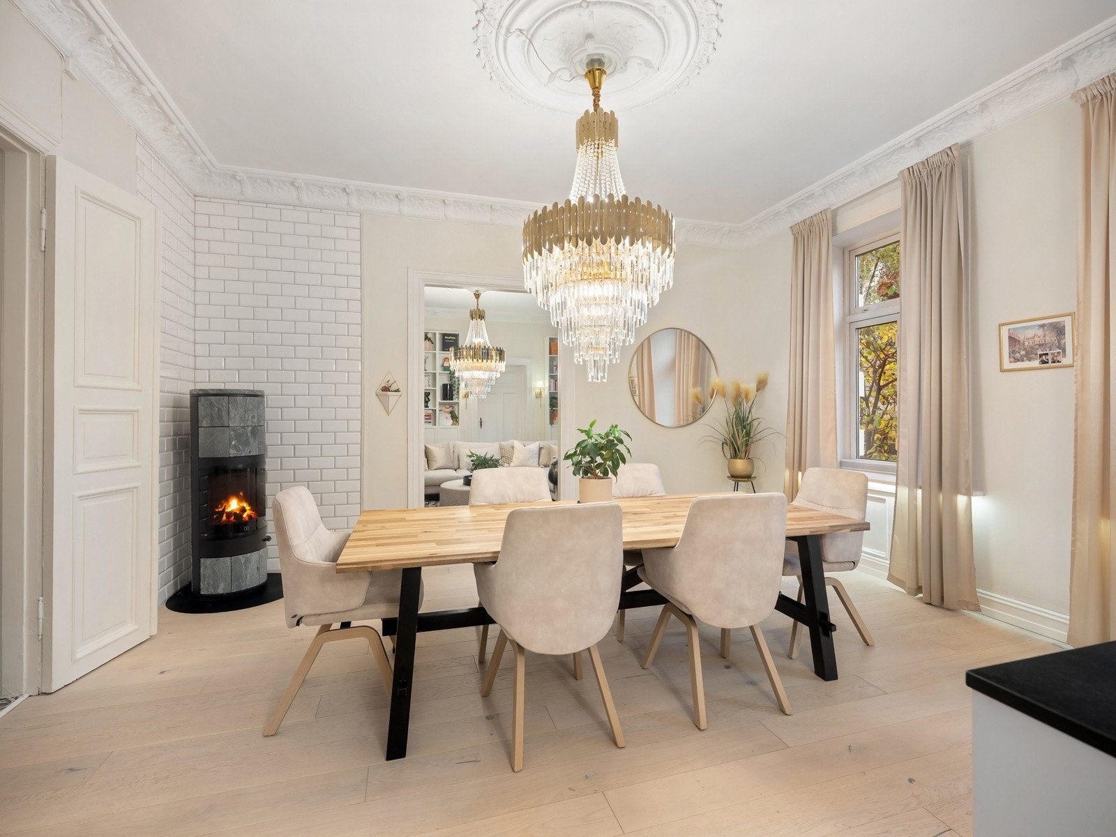 Spisekjøkkenet, stuen og hovedsoverommet ligger i rekke. Galleribilde