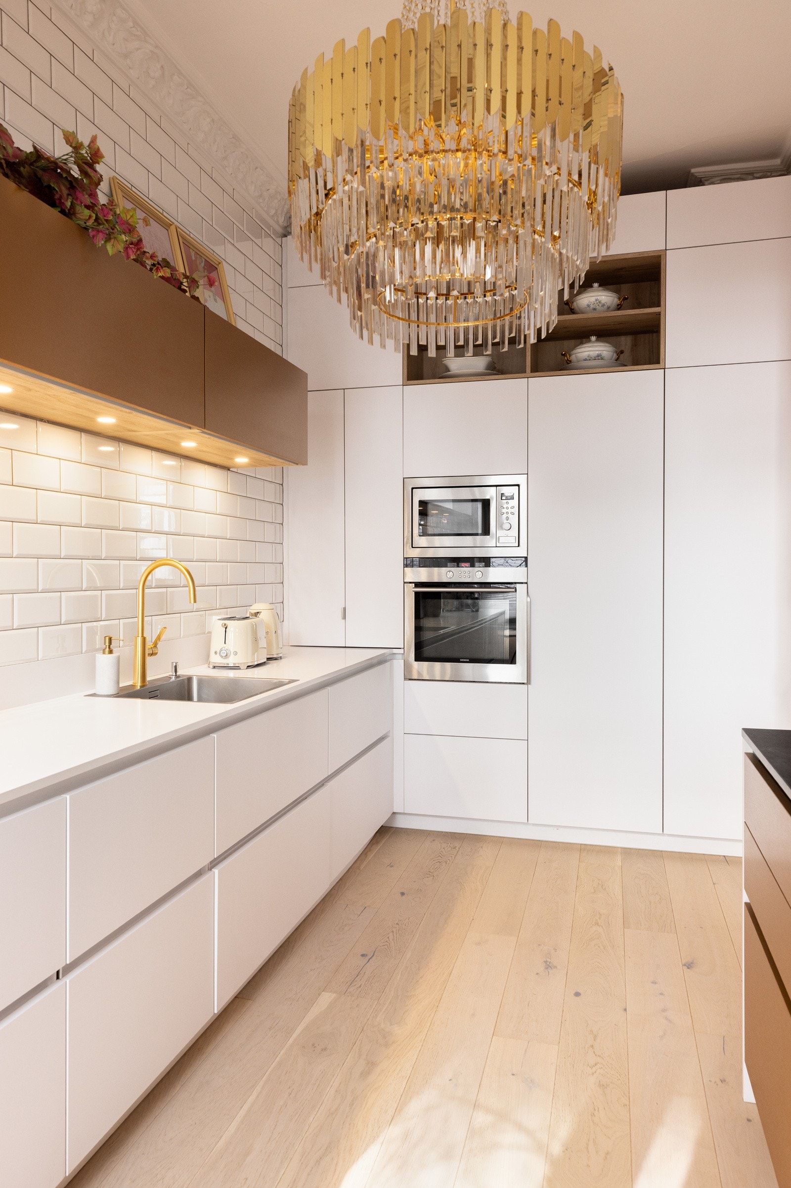 Integrerte hvitevarer som induksjonstopp, stekeovn, mikrobølgeovn, kjøleskap, fryseskap og oppvaskmaskin. Galleribilde