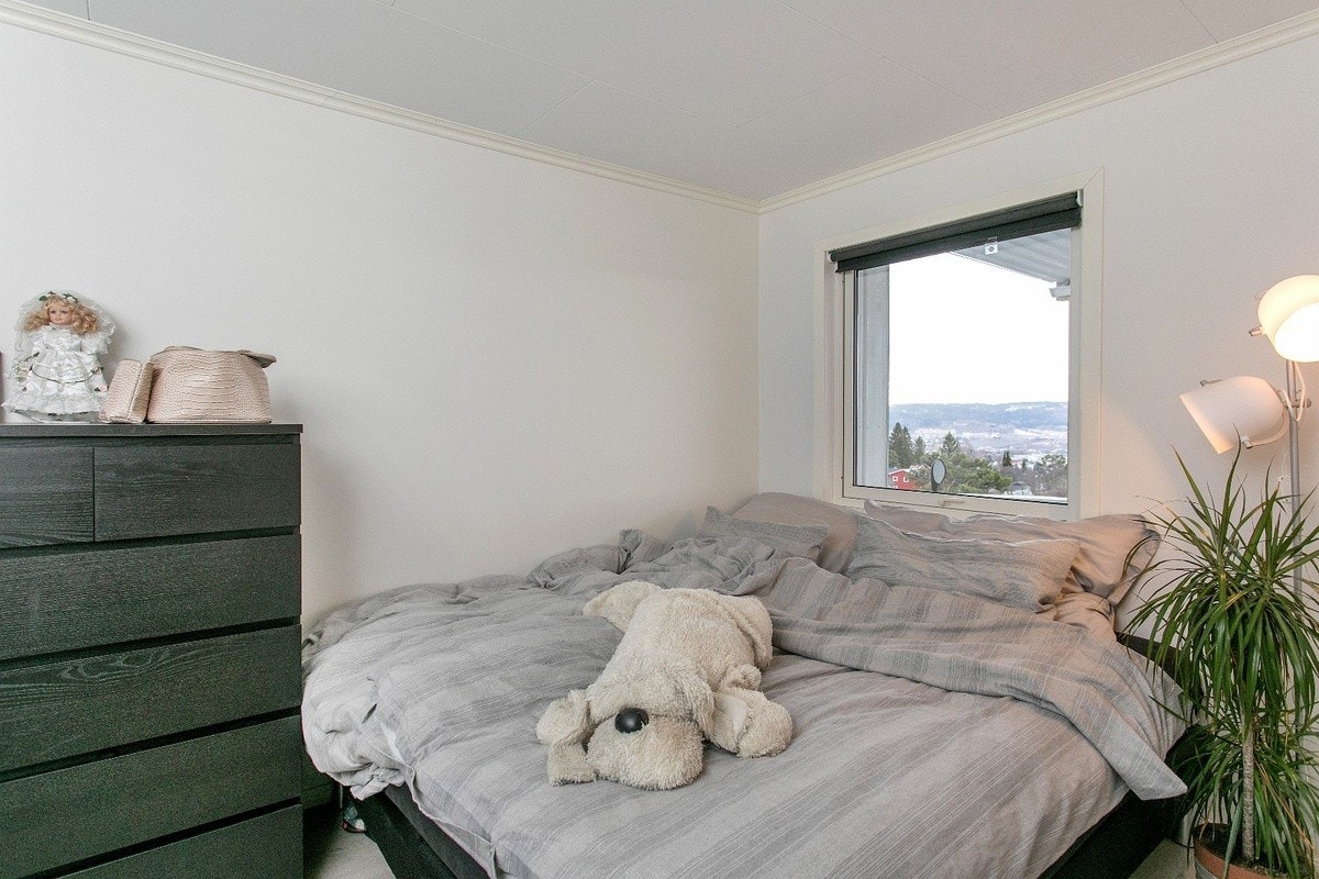 Romslig soverom med plass til to store garderobeskap og dobbeltseng Galleribilde