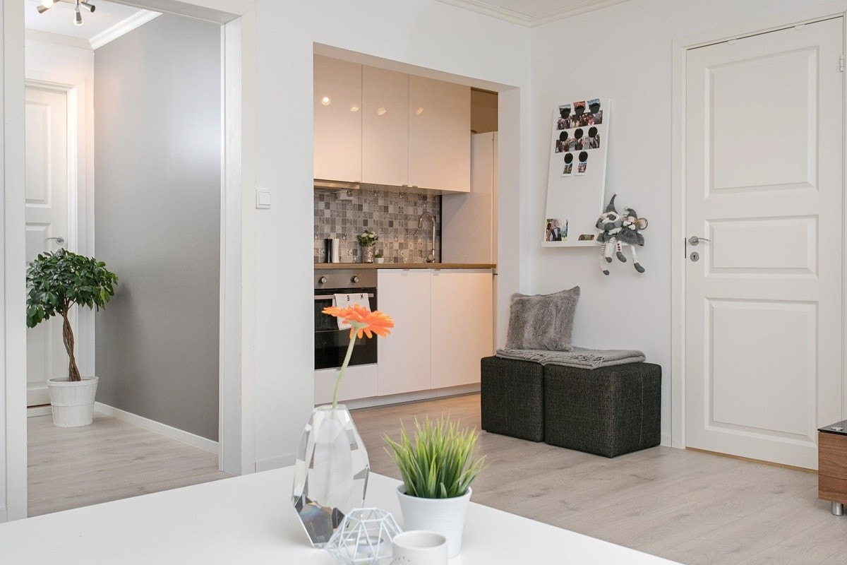 Romslig stue og kjøkken Galleribilde