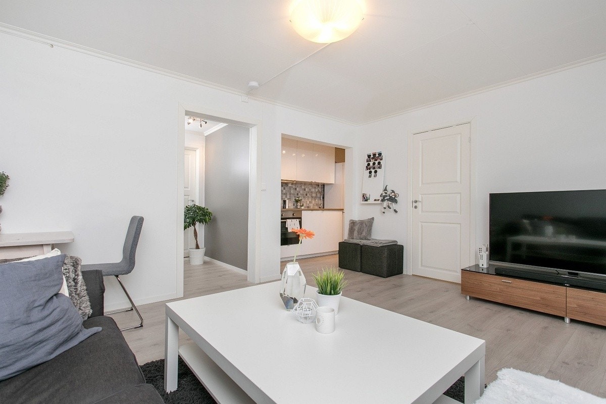 Romslig stue og kjøkken Galleribilde