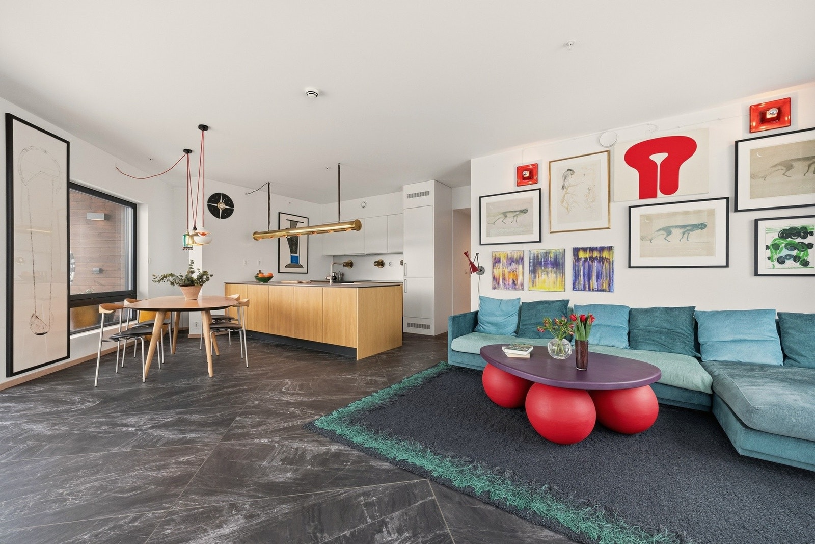 Den åpne løsningen mot kjøkkenet skaper en sosial og sømløs overgang. Galleribilde