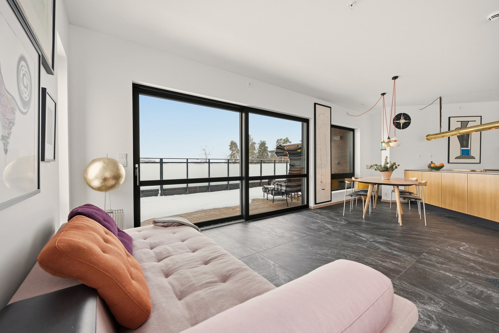 Stuen er lys og romslig takket være store vindusflater som som strekker seg langs nesten hele veggen. Galleribilde