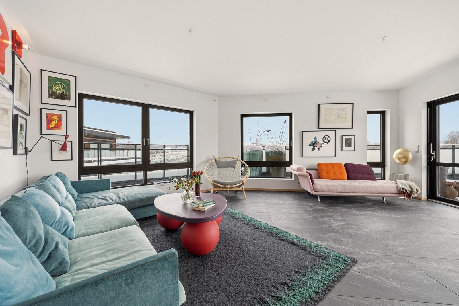 Det er god plass til sofa, tv-benk eller annen ønsket innredning i stuedelen. Galleribilde