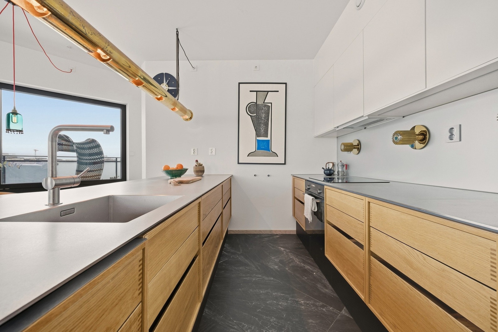 Kjøkkenet er moderne og lekkert med flott innredning. Galleribilde