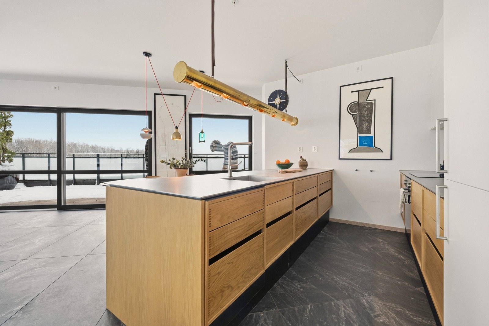 Lysforholdene er med på å skape en svært luftig atmosfære i rommet. Galleribilde