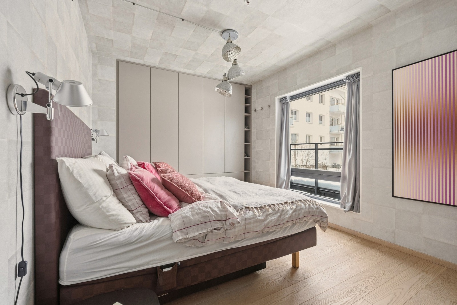 Soverom 1 er av god størrelse og har et praktisk garderobeskap som gir gode oppbevaringsmuligheter. Galleribilde