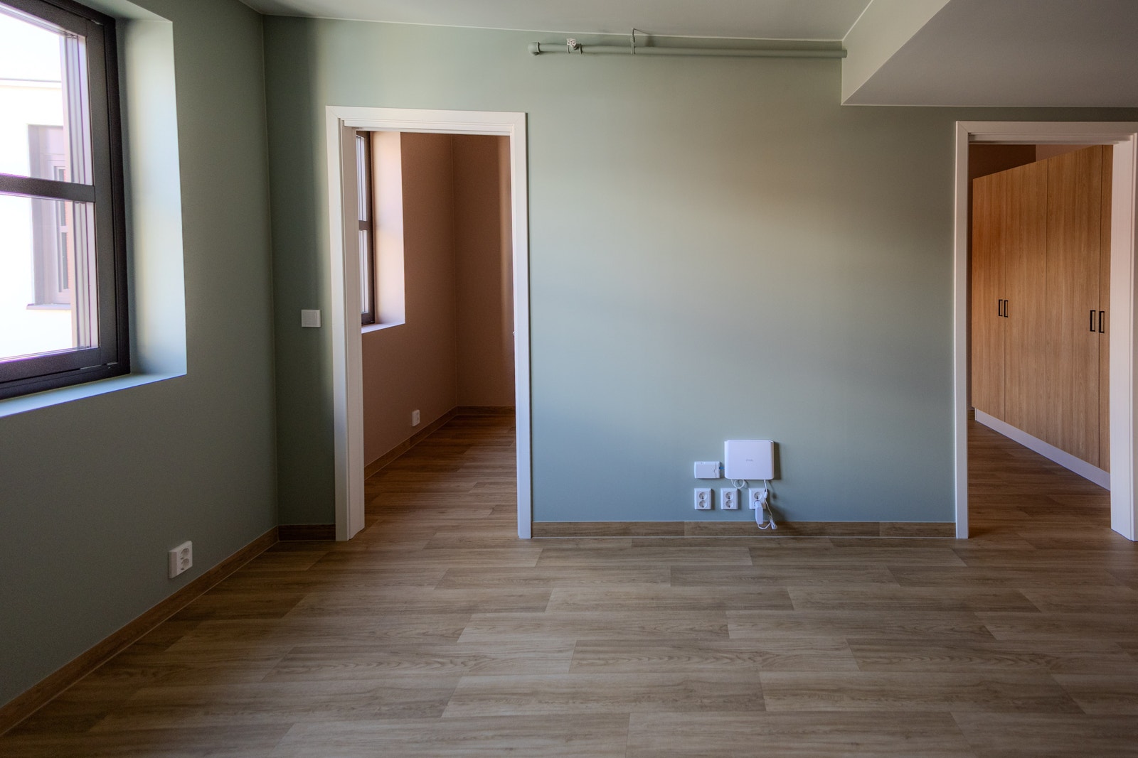 to dører inn til soverom. Arealeffektiv leilighet! Galleribilde