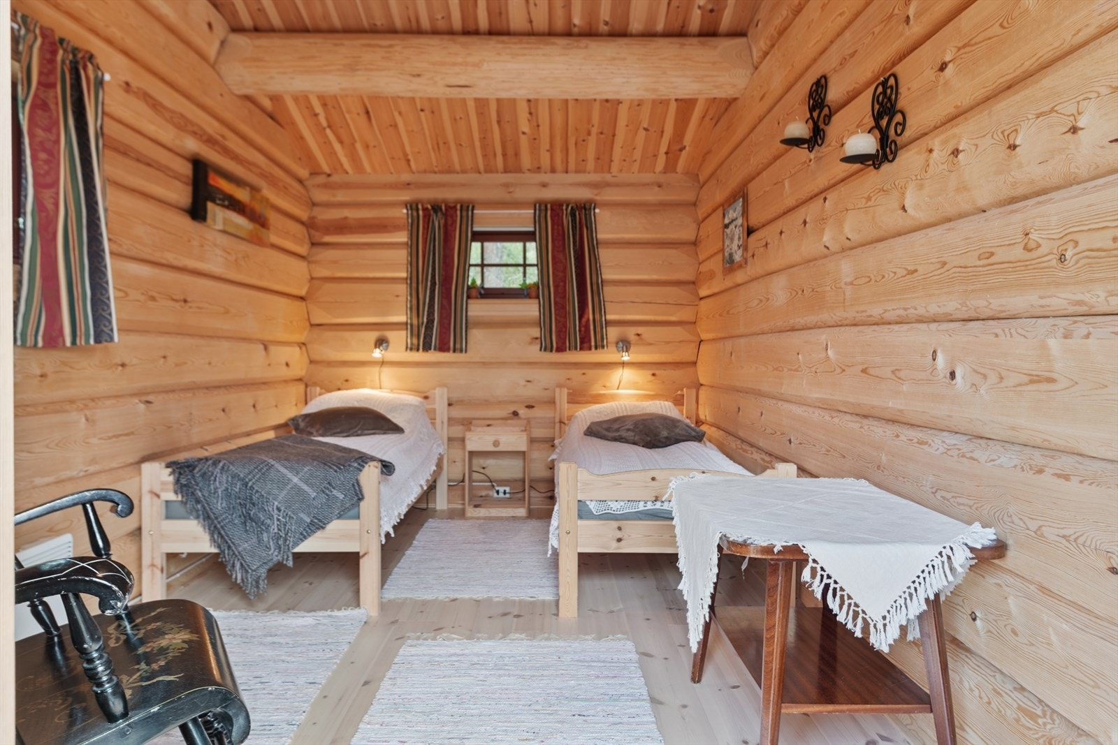 Anneksets soverom gir en privat og tilbaketrukket soveplass for gjester. Galleribilde