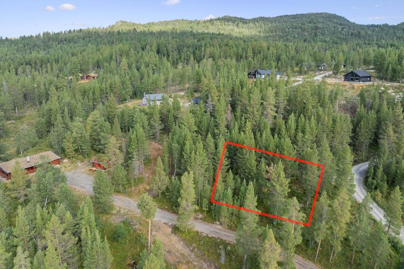 Selger eier også Gnr. 125 og Bnr. 51 som er en ekstra hyttetomt på rett over et mål. Den medfølger ikke salget, men kan etter avtale kjøpes til.
Den røde firkanten er ikke en eksakt avmerking av tomtegrensene, men viser en estimert beliggenhet av tomten. Galleribilde