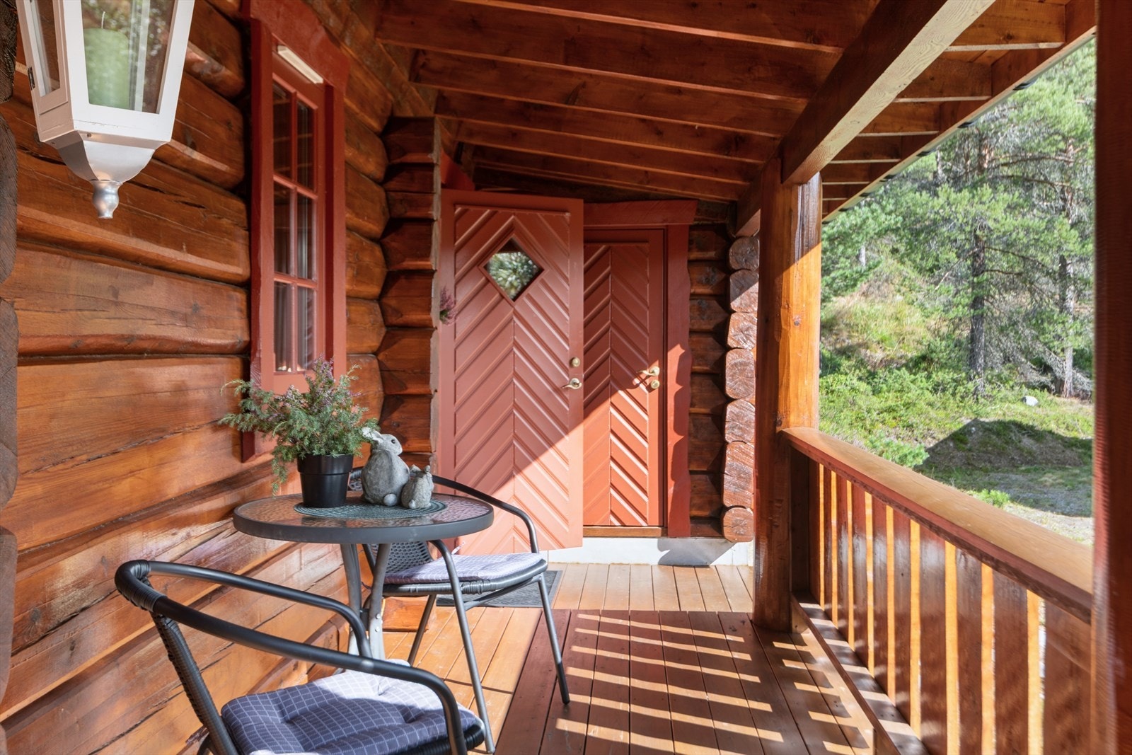 Et lunt og overbygget inngangsparti ønsker deg velkommen til fjells. Galleribilde