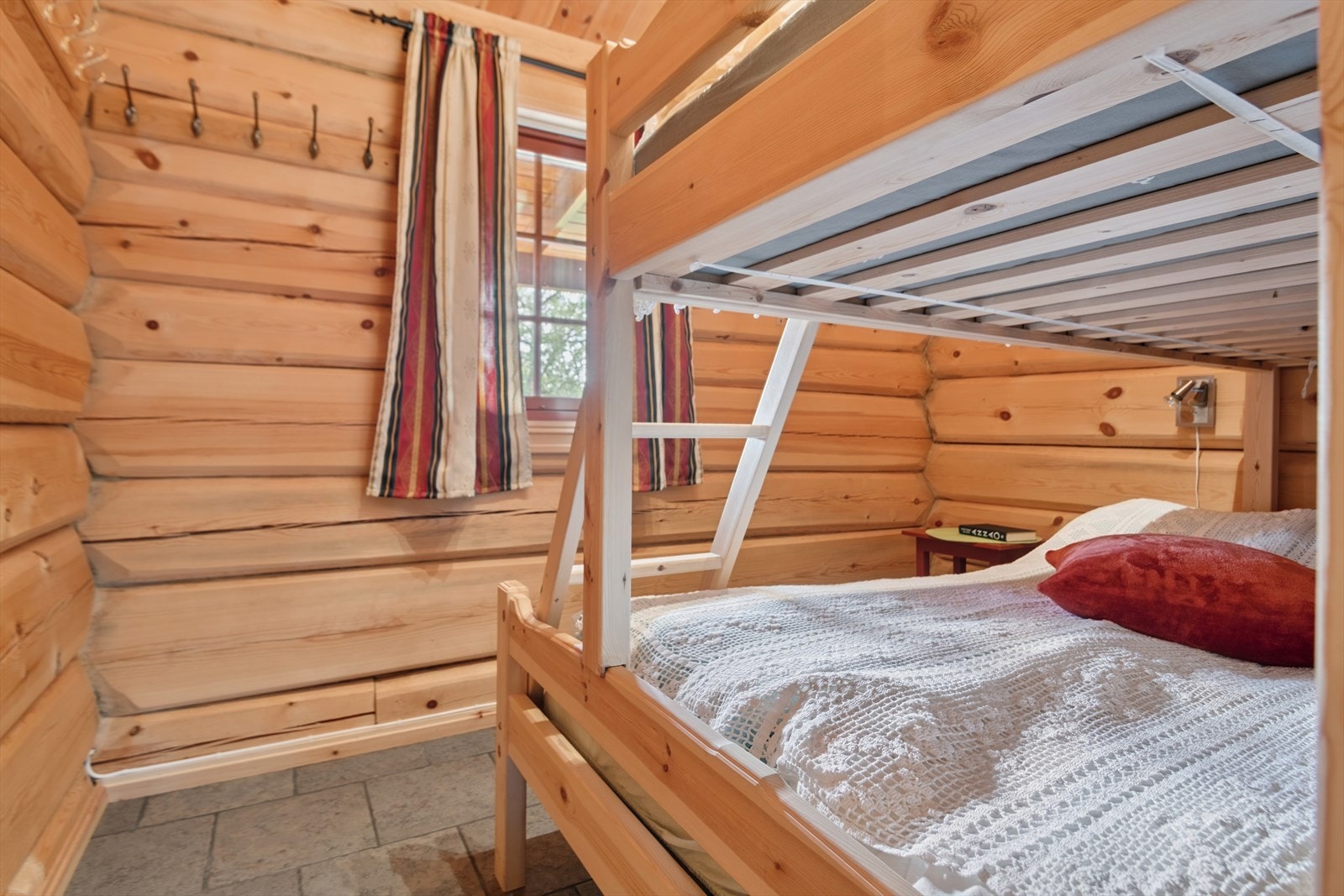 Alle soverommene i hovedhytta har vannbåren varme i gulvet. Galleribilde